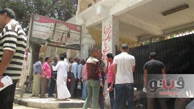 بالصور.. الحر والقلق يسيطران على أولياء الأمور أمام لجان بني سويف