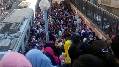 محطات الكثافة العالية أزمة مترو الأنفاق.. زمن التقاطر كلمة السر.. قطارات المترو تسير بأبواب مفتوحة في «عزبة النخل».. الأهالي تطالب بفتح الرصيف الاحتياطي.. و«خبير مرور»: توفير أتوبي