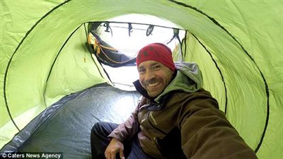 متهور يهبط من مدخنة 39 مترا دون أدوات حفظ السلامة (فيديو وصور)