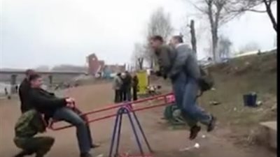 بالفيديو.. سقوط مروع لرجل من أعلى أرجوحة