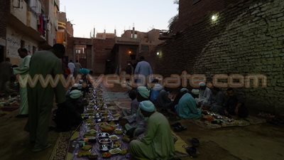 بالصور.. أهالي «نجع السمان» بالأقصر ينظمون إفطارا جماعيا بمشاركة 350 شخصا