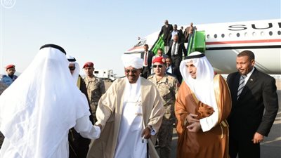 «البشير» يصل المدينة المنورة لأداء مناسك العمرة