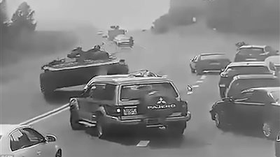 دبابة تدهس سيارة على طريق بيلا روسيا (فيديو وصور)