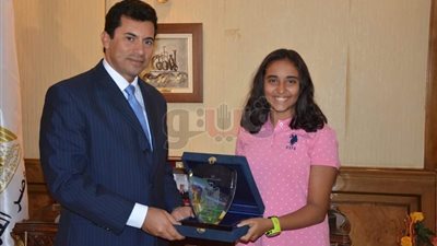 وزير الرياضة يكرم السباحة ريم أشرف صاحبة أطول غطسة في العالم (صور)