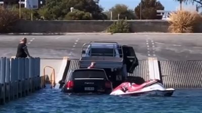 محاولة سائق التزلج على الماء تنتهي بسقوط سيارته البورش في المحيط