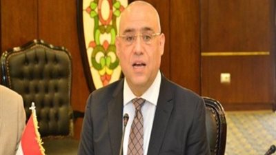 وزير الإسكان يبحث الخدمات المقدمة للمواطنين مع قيادات المياه والصرف