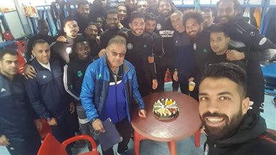 لاعبو سموحة يحتفلون بعيد ميلاد ناصر ماهر ومدرب الحراس (صور)