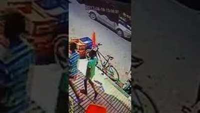 بالفيديو.. لحظة سرقة دراجة هوائية في وضح النهار