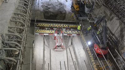 لحظة دخول ماكينة الحفر العميق لمحطة مترو 