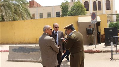 بالصور.. مدير أمن أسوان ومفتش الداخلية يتفقدان الكنائس