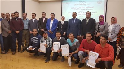 رئيس جامعة دمنهور يكرم الطلاب الفائزين بالمسابقة الإبداعية (صور)