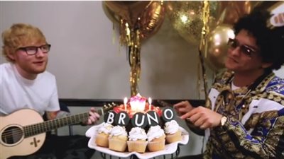 برونو مارس يمزح مع إيد شيران في عيد ميلاده (فيديو)