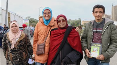 قصة ماجدة وأسرتها مع معرض الكتاب.. «خروجة» سنوية وطقس لا غنى عنه (صور)