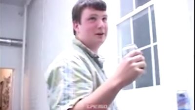 بالفيديو.. سقوط مروع لشاب من أعلى درج