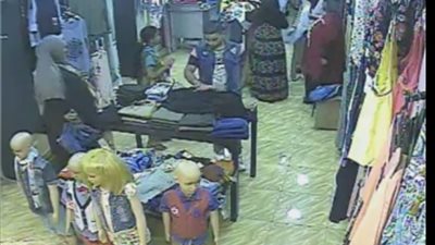 بالفيديو.. لحظة سرقة عصابة محل ملابس في حلوان