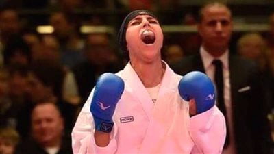 رئيس جامعة القاهرة يهنىء الطالبة جيانا فاروق بـ«فضية الكاراتية»