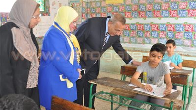 بالصور.. محافظ الجيزة يتفقد لجان امتحانات الشهادة الابتدائية