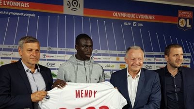 «ميندي» أول صفقات برشلونة الشتوية