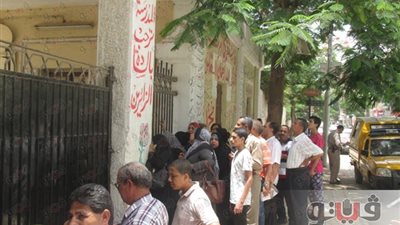 بالصور.. مشادة بين أولياء أمور أمام لجنة ببني سويف بسبب «تيران وصنافير»