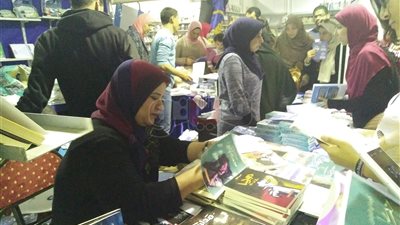 كريمة أبو العينين توقع «حكايتها» في معرض الكتاب (صور)