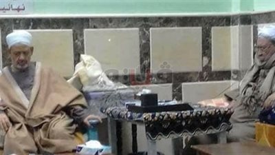 علامات الحزن تعلو وجه شيخ الأزهر أثناء تلقى العزاء في شقيقته بالأقصر
