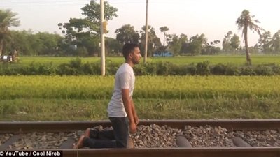 بالفيديو والصور.. متهور ينام أسفل قطار مسرع