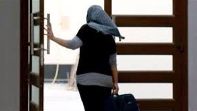 خبير تنموي: العاملات بالمنازل يقبلن الانتهاكات لصعوبة الحياة المعيشية