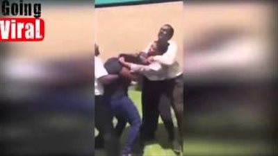 بالفيديو.. طالبة تفقد الوعي بسبب «مسكة يد»