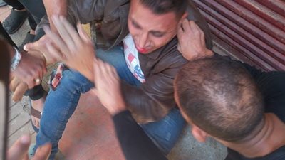 بالصور.. أهالي فيصل يلقنون نشالا «علقة ساخنة» ويسلمونه للشرطة