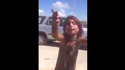بالفيديو.. طفلة سورية تصدم لبنانيتين بطريقة تسولها