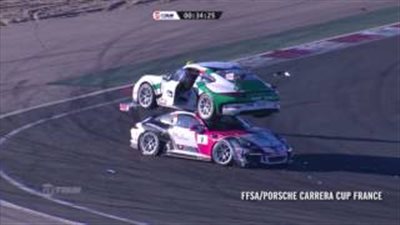 شاهد ماذا حدث عند خروج سيارتين عن المسار خلال سباق في فرنسا