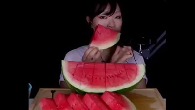 بالفيديو.. أكثر طريقة مستفزة لأكل البطيخ
