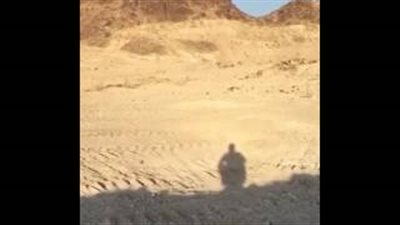 بالفيديو.. مفاجأة غير متوقعة لسعوديين يتدربون على الرماية في الصحراء