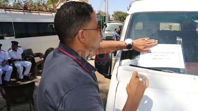 رئيس الواحات البحرية يعلن التعريفة الجديدة للسرفيس وسيارات الرمل (صور)