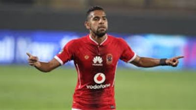 مؤمن زكريا يؤدي تدريبات بدنية في الجيم