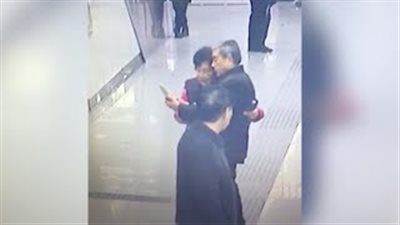 زوجان مسنان يلتقطان صورة رومانسية يشعلان الإنترنت (فيديو)