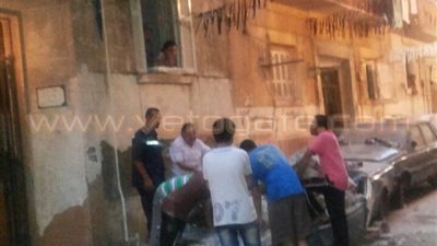 بالصور.. إصابة شخصين في انهيار شرفه عقار بكليوباترا