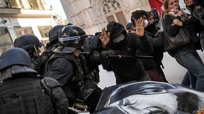 الاحتجاجات تعم مدن فرنسا ضد إصلاحات ماكرون (فيديو وصور)