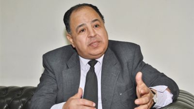 جمارك المطار تتلقى خطاب «المالية» بتثبيت سعر الدولار عند 16 جنيها