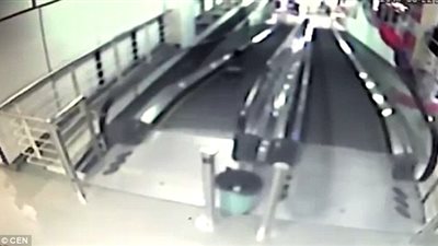 بالفيديو والصور.. لحظة سقوط طفل من أعلى منحدر كهربائي