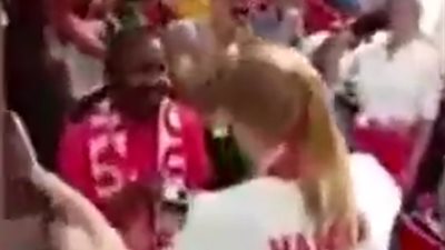 غرائب المونديال.. مشجع نيجيري يطلب الزواج من بولندية