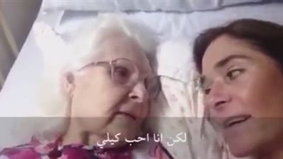 بالفيديو.. رد فعل امرأة تذكرتها والدتها مريضة ألزهايمر