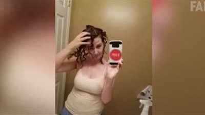 بالفيديو.. شاهد ماذا حدث لشعر امرأة طبقت طريقة شاهدتها عبر يوتيوب