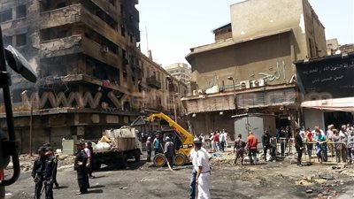 بالصور.. إزالة مخلفات حريق الرويعي بالعتبة