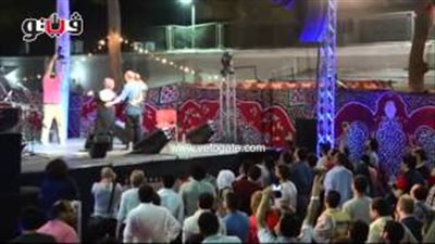 بالفيديو.. أميمة خليل تلتقط صورة «سيلفي» مع جمهورها بالقاهرة