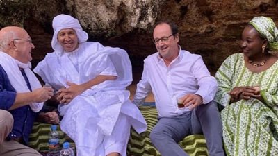 رئيس فرنسا السابق في جولة سياحية بموريتانيا (فيديو)