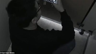 رجل يفقد مستقيمه بسبب ممارسة ألعاب الفيديو بالحمام (صور)