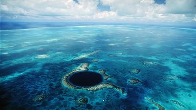 بالصور.. اكتشاف ثقب أزرق غامض قرب أستراليا