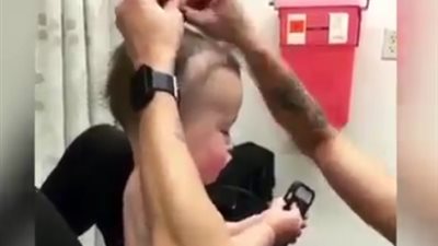 ردود أفعال غريبة لأطفال تعرضوا لمواقف محرجة (فيديو)