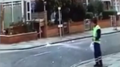 لحظة نجاة عامل نظافة من كتلة جليدية سقطت من السماء (فيديو وصور)